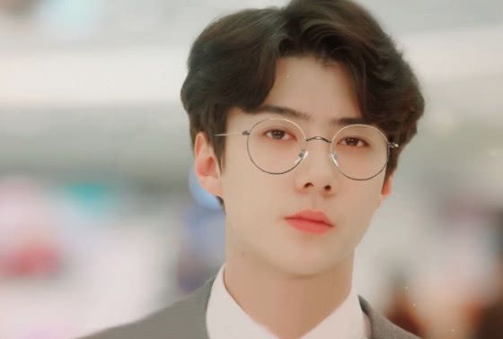 同样是戴眼镜，扛住了肖战，躲过了易烊千玺，却栽在他身上